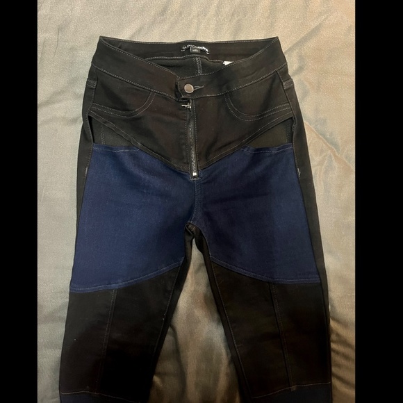 These jeans don’t walk.. they enter scenes – Size 3 FashionNova - Picture 3 of 4